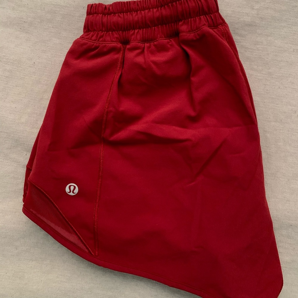 ‪- LULULEMON DARK SPORT RED HOTTY HOT SHORTS ‬
‪